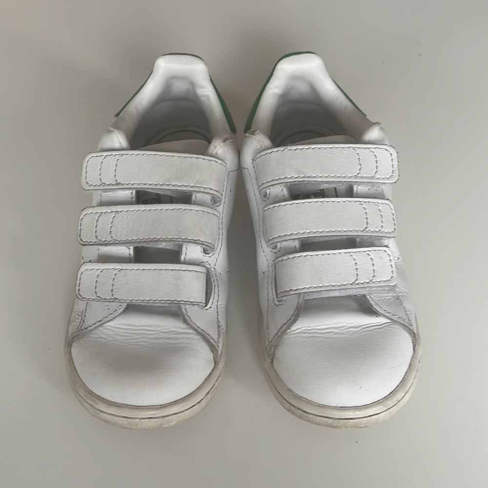Boys Adidas Stan Smith size 10 Velcro runners.